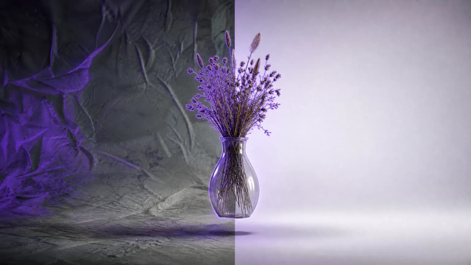 Стеклянная ваза с сухими травинками парит над двумя подложками: слева пёстрый смятый задник, справа чистая белая циклорама, контур объекта подсвечен фиолетовым